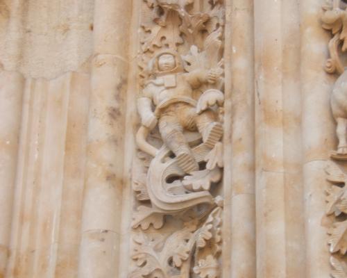 Le cosmonaute sur le porche de la cathédrale!