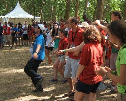 Matthieu, séminariste de notre diocèse, entraine de nombreux jeunes dans une joyeuse danse!