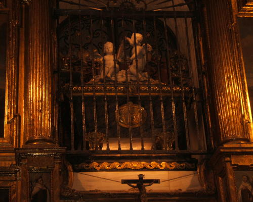 Le sarcophage de Ste-Thérèse d'Avila, dans le retable de l'église Ste-Thérèse à Alba