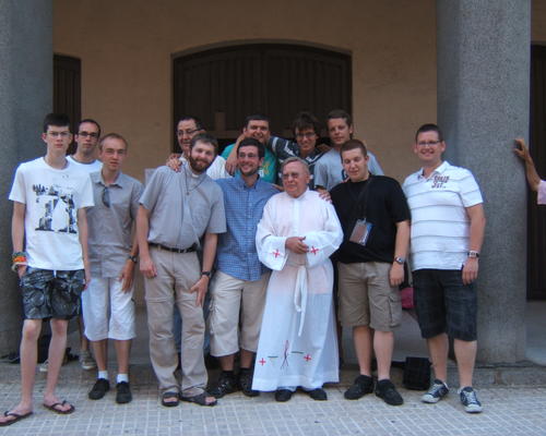 Avec le curé de ND de Fatima