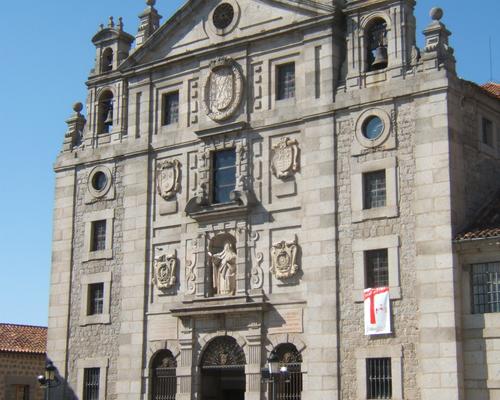 Construite à l'emplacement de la maison où a grandi Sr Thérèse de Jésus, plus connue sous le nom de Ste-Thérèse d'Avila
