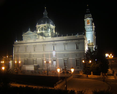 La cathédrale et l'archevêché de Madrid, de nuit