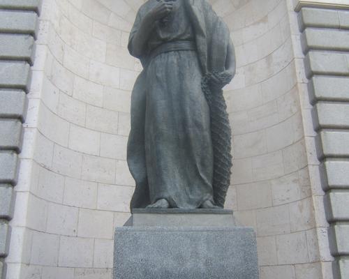 La statue de Saint Pierre, qui nous rappelle notre collégiale douaisienne!
