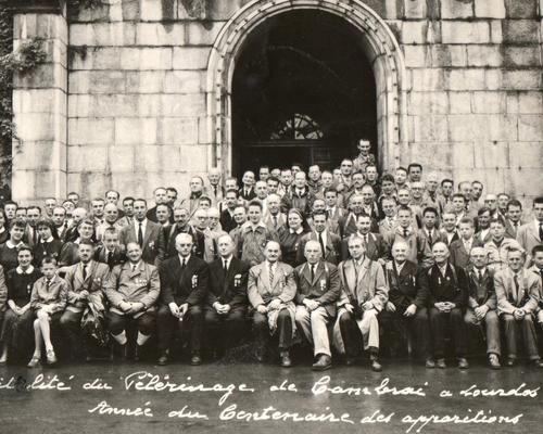L'ensemble de l'Hospitalité en 1958, année du centenaire des Apparitions.