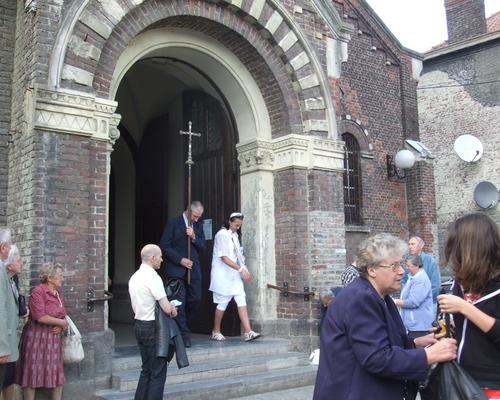 A la sortie de l'église Notre-Dame