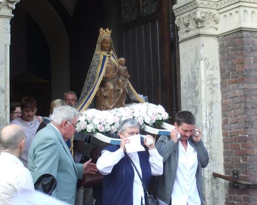 A la sortie de l'église Notre-Dame