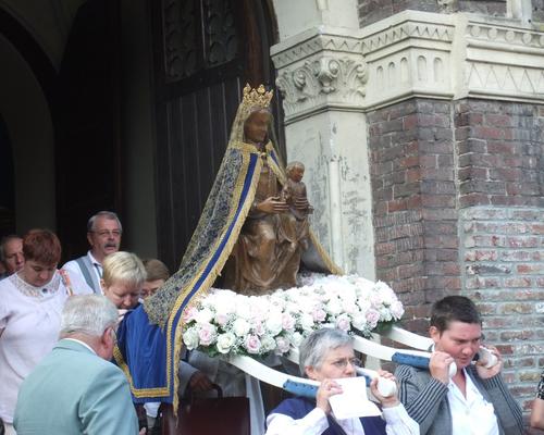 A la sortie de l'église Notre-Dame