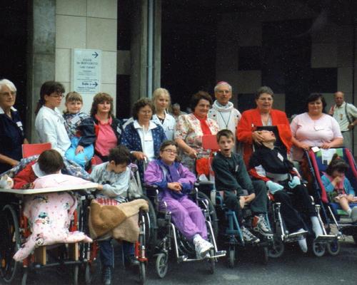 Les jeunes malades (train Rouge) avec Mgr Delaporte Août 1996