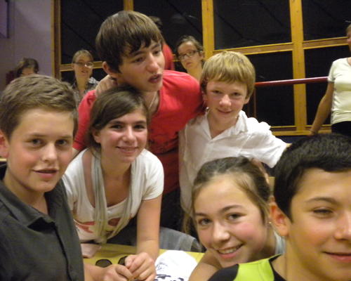 les 5 jeunes de la paroisse avec Samuel de Flines les Râches