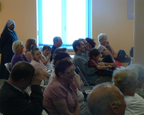 l'auditoire attentif et ému