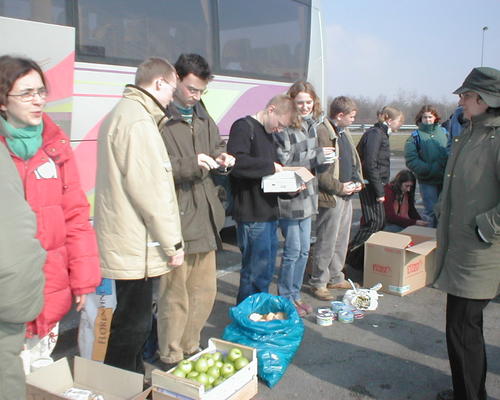 distribution des repas à la Taizé