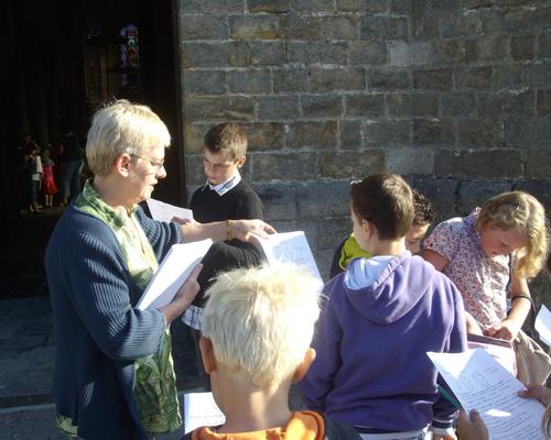 remise du Qcm à l'entrée de l'église