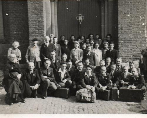 Groupe Erchin devant l'Eglise années 50