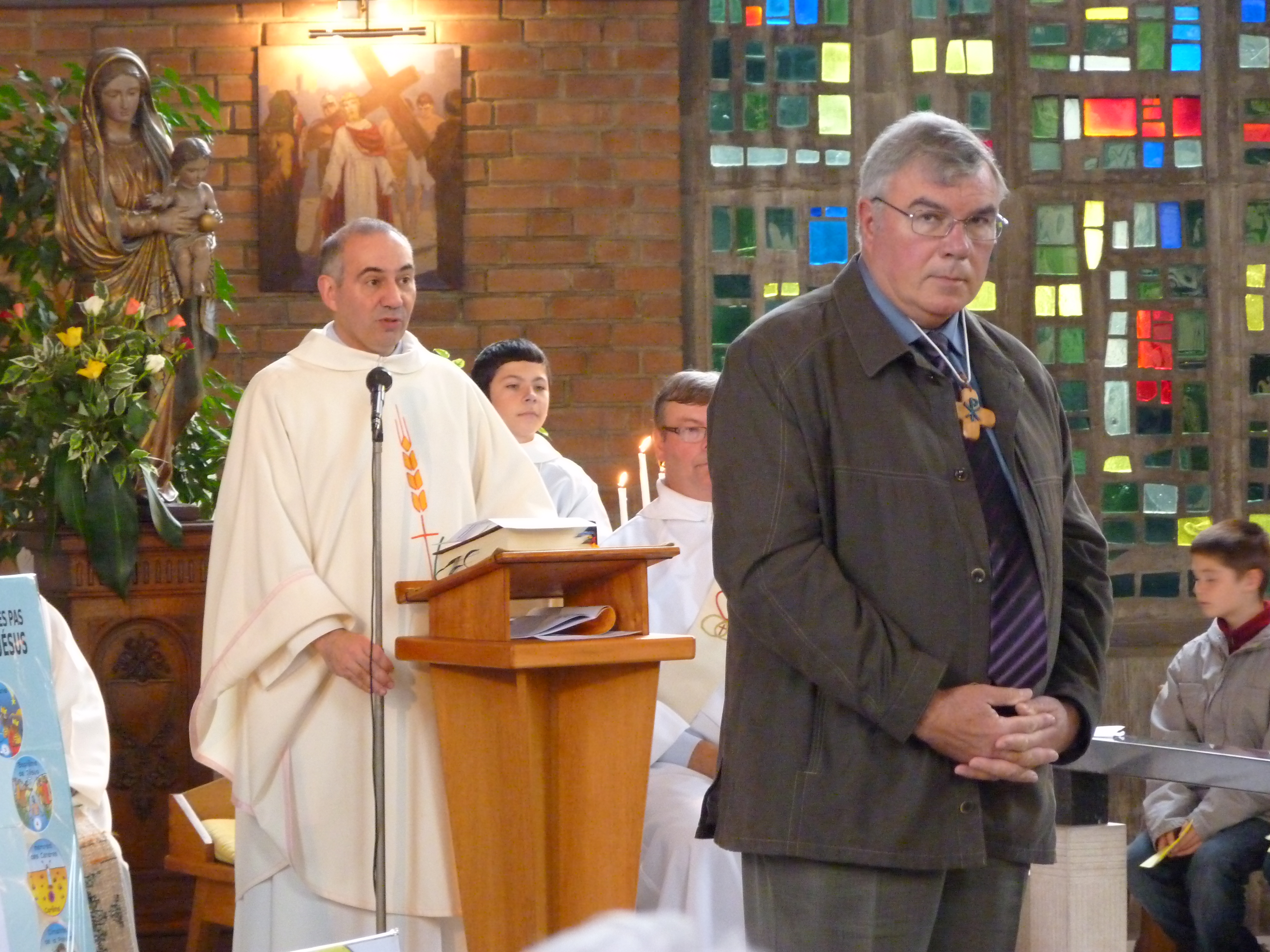 Charles Senechal a reçu la croix pour pouvoir accompagner les familles lors de funérailles jusqu'à la célébration.