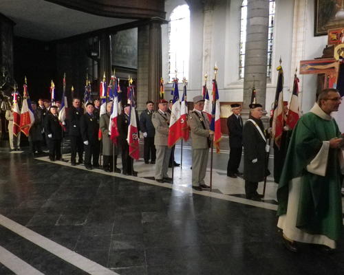 Les porte-drapeaux en rang pour la procession d'entrée.