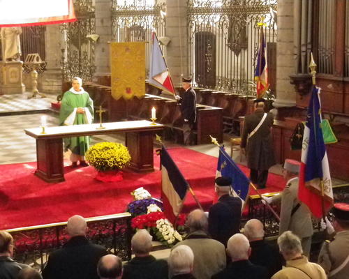 Les drapeaux saluent l'autel avant de se placer dans les stalles.