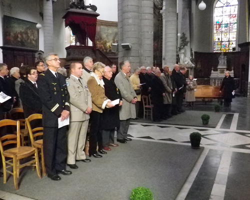 Monsieur le maire Jacques Vernier et son épouse, le lieutenant-colonel Brenn représentant la général Wasielewski, l'ancien résistant Jacques Desbonnet, des élus, représentants de l'Ordre du Mérite, de la Légion d'Honneur, médaillés militaires et officiers