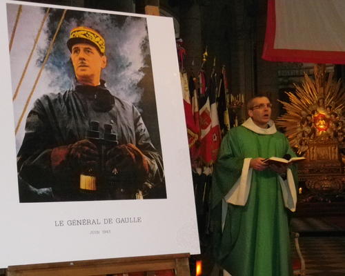 ... Entre Charles de Gaulle et le Seigneur présent au tabernacle...