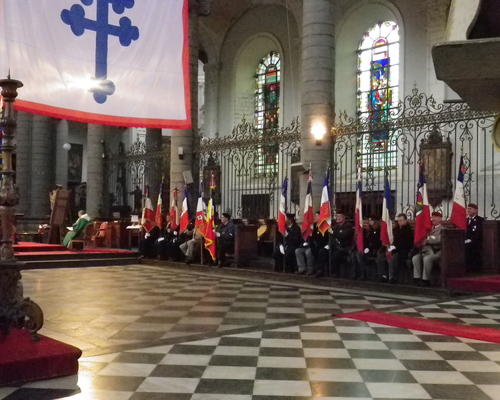 Une partie des porte-drapeaux assis dans les anciennes stalles des chanoines...