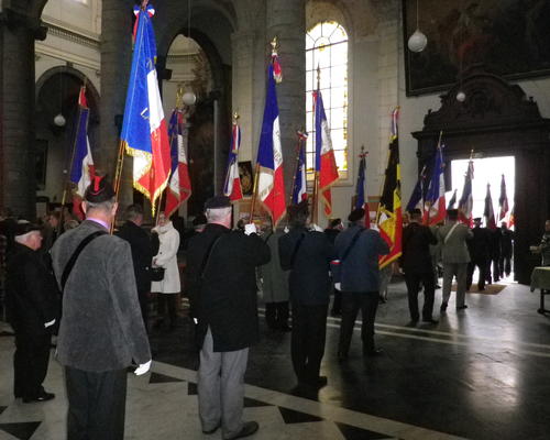 ...quittent la collégiale et gagnent le monument à Charles de Gaulle, place De Gaulle, pour le dépôt de gerbe.