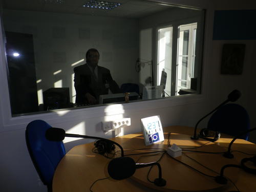 Au premier plan, le studio d'enregistrement. En arrière-plan, David Mainfroid aux commandes de la régie.