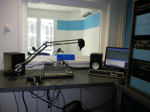 La régie et le studio d'enregistrement du plus petit des deux studios de RCF TO. La cathédrale Notre-Dame de la Treille est visible derrière la fenêtre.