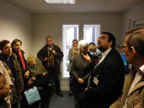 ... David Mainfroid donne plein d'explications sur RCF et ses studios aux visiteurs.