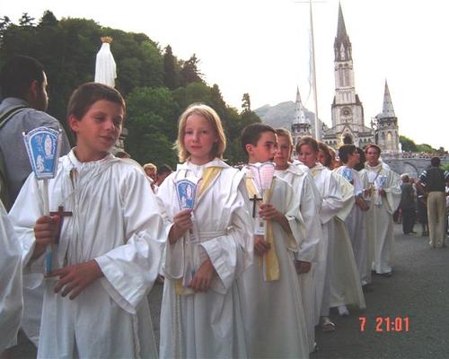 1600 servants de partout en France