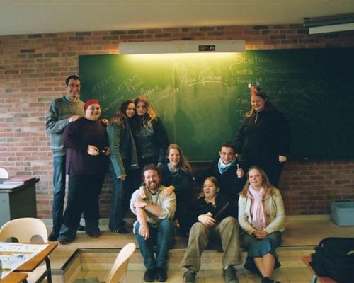 Jeunes qui agissent pour construire une société pl