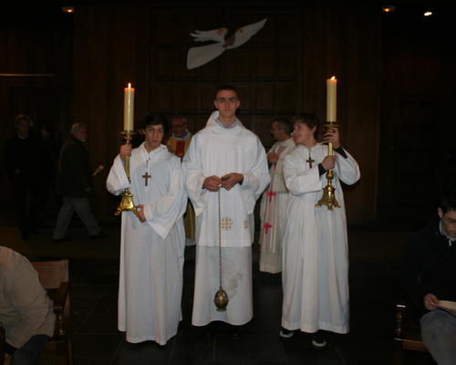 Les prêtres et enfants de choeur se préparent à l'entrée dans la célébration, tandis que les paroissiens affluaient dans l'église.