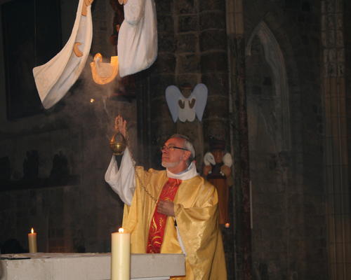 Encensement de l'autel et de Jésus dans la crèche.