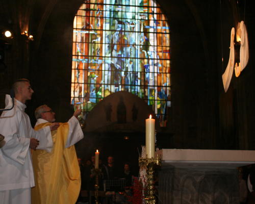 Encensement de l'autel et de la crèche.