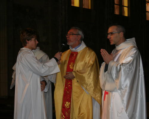 Signe de croix et mot d'accueil du père Merville.