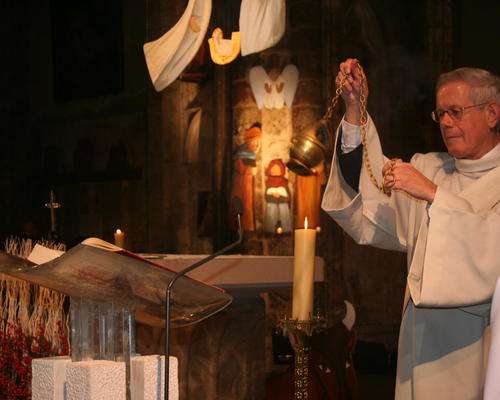 Le diacre Robert Carémiaux encense l'Evangile.