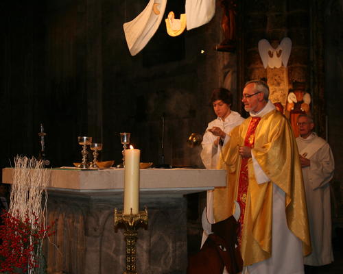 Encensement des offrandes et de l'autel.