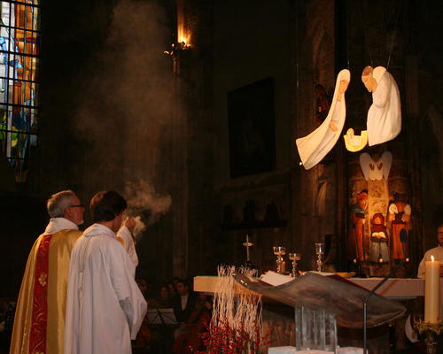 Encensement de l'autel.