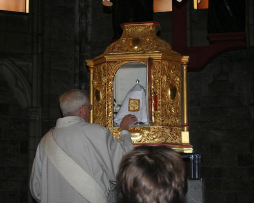 Après la communion, le diacre remet le ciboire contenant les hosties consacrées restantes dans le tabernacle.