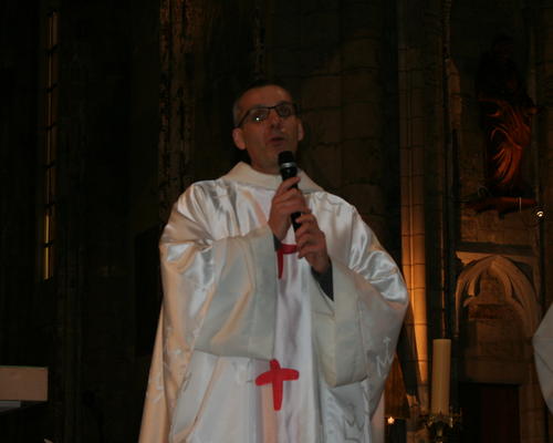 L'abbé José Van Oost, revêtu de la chasuble des JMJ de Madrid.