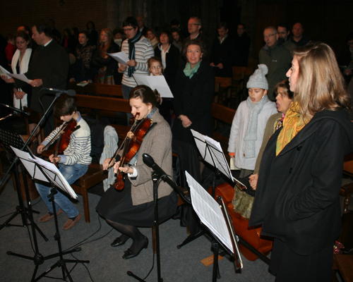 Les violonistes et la chorale.