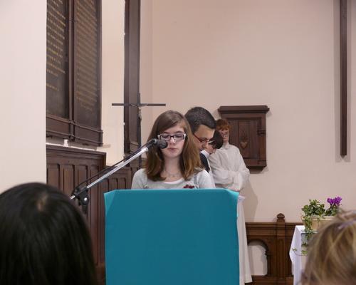 Margaux lit le mot d'accueil préparé par son équip