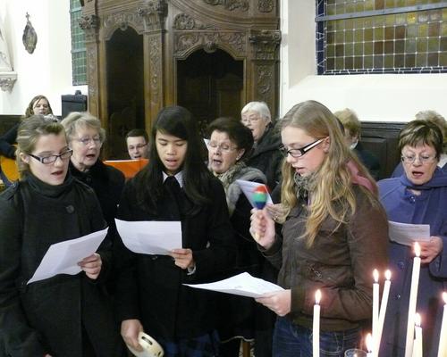 Marion, Sarah et Justine participent à l'animation des chants avec la chorale paroissiale