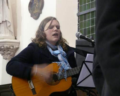 Séverine accompagne les chants à la guitare et a aidé les jeunes à chanter un titre de "Glorious" en envoi !!   :D