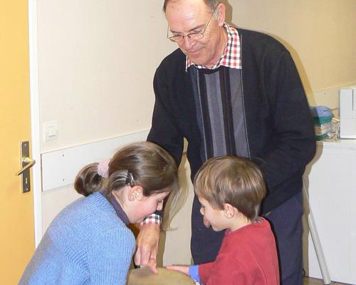 Guy félicite les enfants