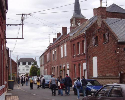 on approche de l'église de Beauvois
