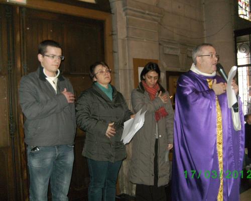 La porte de l'Eglise est le lieu de l'entrée.
