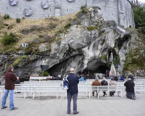 Prière à la grotte