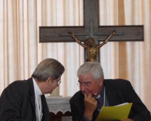 aparté sous le regard du Christ