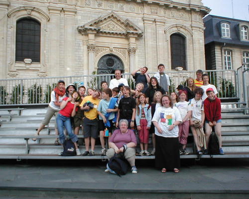 Photo de groupe devant la cathédrale, dans la trib