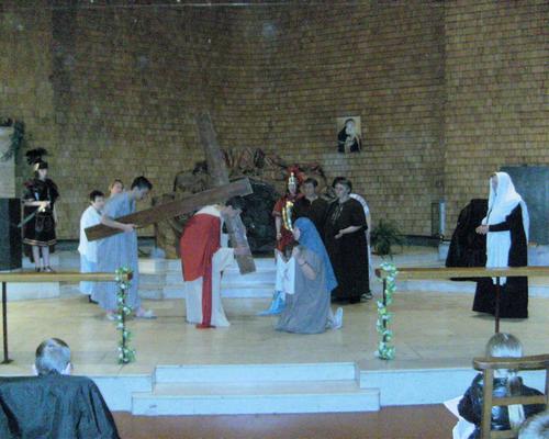 5ème tableau : Jésus porte sa croix