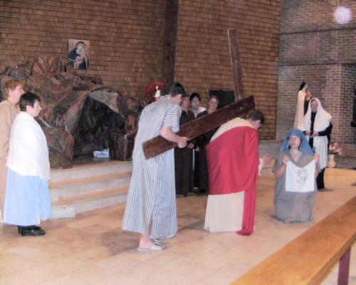 5ème tableau : Jésus porte sa croix